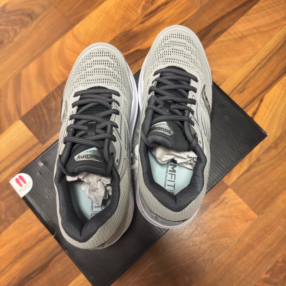 NWT Women’s sneakers, size 5.5 Saucony